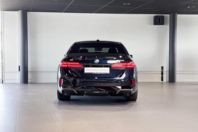 BMW i5 Sedan eDrive40 M Sport Edition 84 kWh | M Sport Pro | Glazen Panoramadak | Harman Kardon | Iconic Glow | Comfort Access |