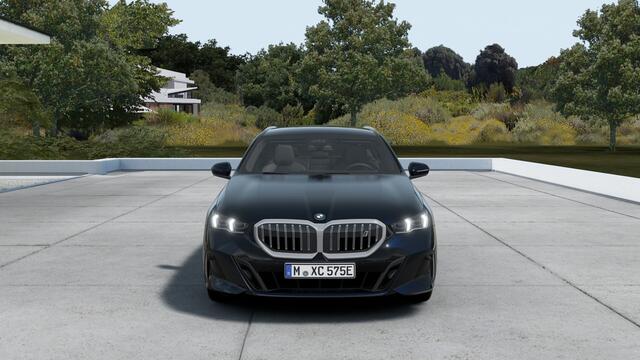 BMW i5 Touring eDrive40 M Sport / Panoramadak / Achteruitrijcamera / Adaptieve LED / Comfort Access / Stoelventilatie / Stuurverwarming
