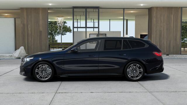 BMW i5 Touring eDrive40 M Sport / Panoramadak / Achteruitrijcamera / Adaptieve LED / Comfort Access / Stoelventilatie / Stuurverwarming