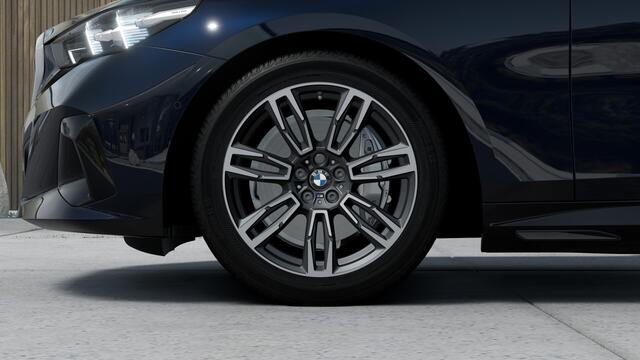 BMW i5 Touring eDrive40 M Sport / Panoramadak / Achteruitrijcamera / Adaptieve LED / Comfort Access / Stoelventilatie / Stuurverwarming