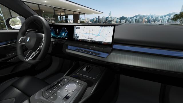 BMW i5 eDrive40 M Sport / Panoramadak / Trekhaak / Comfortstoelen / Bowers & Wilkins / Parking Assistant Plus / Adaptieve LED / Stuurverwarming