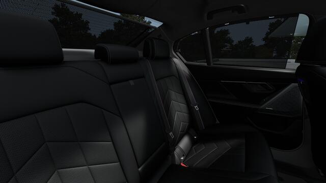 BMW i5 eDrive40 M Sport / Panoramadak / Trekhaak / Comfortstoelen / Bowers & Wilkins / Parking Assistant Plus / Adaptieve LED / Stuurverwarming