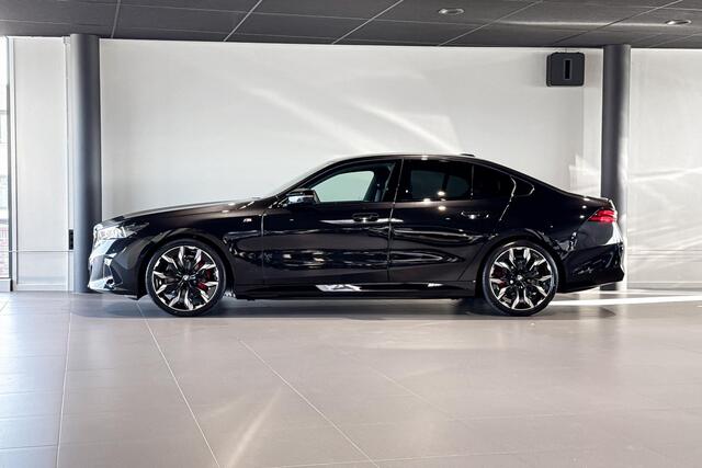 BMW i5 Sedan M60 xDrive 84 kWh | M Sport Pro | Glazen Panoramadak | Bowers & Wilkins | Iconic Glow | Trekhaak |