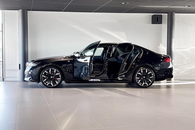 BMW i5 Sedan M60 xDrive 84 kWh | M Sport Pro | Glazen Panoramadak | Bowers & Wilkins | Iconic Glow | Trekhaak |