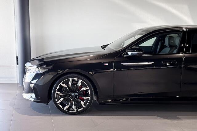 BMW i5 Sedan M60 xDrive 84 kWh | M Sport Pro | Glazen Panoramadak | Bowers & Wilkins | Iconic Glow | Trekhaak |
