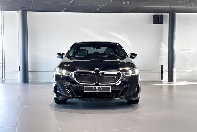 BMW i5 Sedan M60 xDrive 84 kWh | M Sport Pro | Glazen Panoramadak | Bowers & Wilkins | Iconic Glow | Trekhaak |