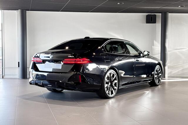 BMW i5 Sedan M60 xDrive 84 kWh | M Sport Pro | Glazen Panoramadak | Bowers & Wilkins | Iconic Glow | Trekhaak |
