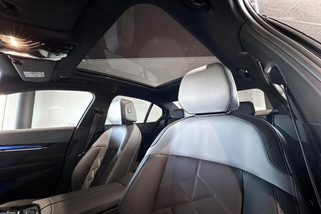 BMW i5 Sedan M60 xDrive 84 kWh | M Sport Pro | Glazen Panoramadak | Bowers & Wilkins | Iconic Glow | Trekhaak |