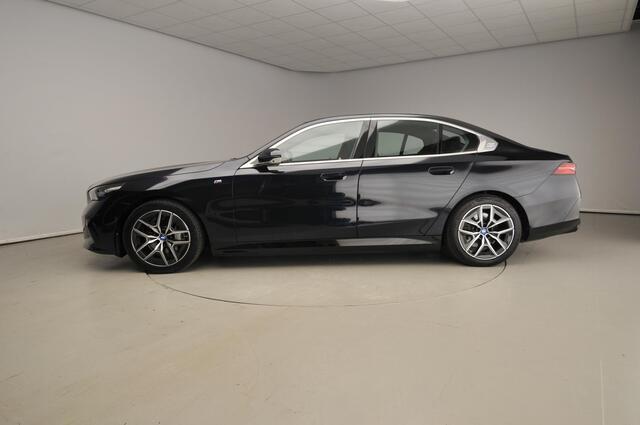 BMW i5 Sedan eDrive40 | M-Sportpakket | LED | Leder | HUD | Active cruise | Panoramadak | Comfortzetels | Trekhaak | DAB | Harman-kardon sound | Alu 19 inch