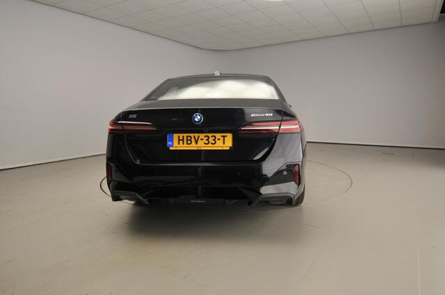BMW i5 Sedan eDrive40 | M-Sportpakket | LED | Leder | HUD | Active cruise | Panoramadak | Comfortzetels | Trekhaak | DAB | Harman-kardon sound | Alu 19 inch