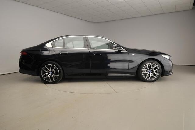 BMW i5 Sedan eDrive40 | M-Sportpakket | LED | Leder | HUD | Active cruise | Panoramadak | Comfortzetels | Trekhaak | DAB | Harman-kardon sound | Alu 19 inch