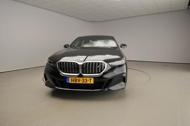BMW i5 Sedan eDrive40 | M-Sportpakket | LED | Leder | HUD | Active cruise | Panoramadak | Comfortzetels | Trekhaak | DAB | Harman-kardon sound | Alu 19 inch