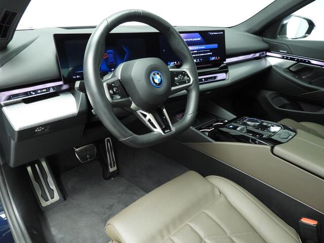 BMW i5 Sedan eDrive40 | M-Sportpakket | LED | Leder | HUD | Active cruise | Panoramadak | Comfortzetels | Trekhaak | DAB | Harman-kardon sound | Alu 19 inch