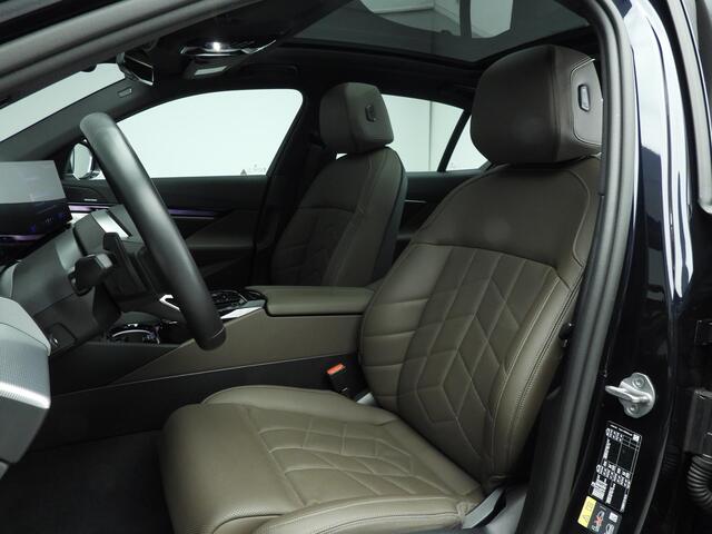 BMW i5 Sedan eDrive40 | M-Sportpakket | LED | Leder | HUD | Active cruise | Panoramadak | Comfortzetels | Trekhaak | DAB | Harman-kardon sound | Alu 19 inch