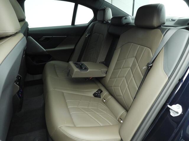 BMW i5 Sedan eDrive40 | M-Sportpakket | LED | Leder | HUD | Active cruise | Panoramadak | Comfortzetels | Trekhaak | DAB | Harman-kardon sound | Alu 19 inch