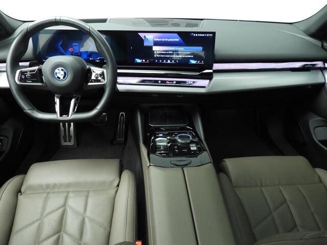 BMW i5 Sedan eDrive40 | M-Sportpakket | LED | Leder | HUD | Active cruise | Panoramadak | Comfortzetels | Trekhaak | DAB | Harman-kardon sound | Alu 19 inch