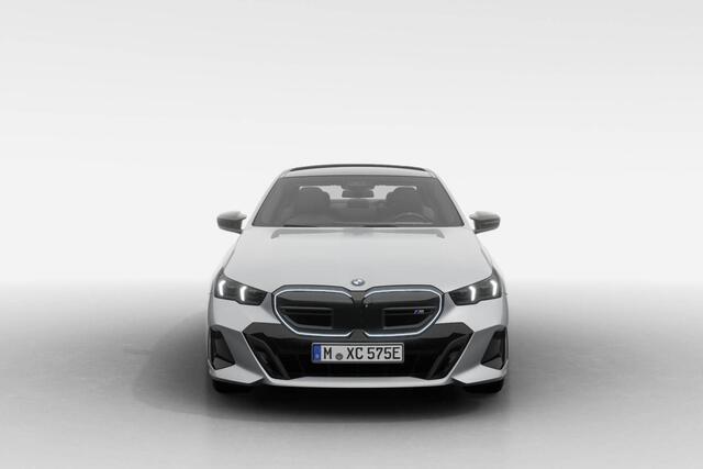 BMW i5 Sedan M60 xDrive M Sport Pro / Innovation Pack / Travel Pack / Comfort Pack / Glazendak / 20 inch