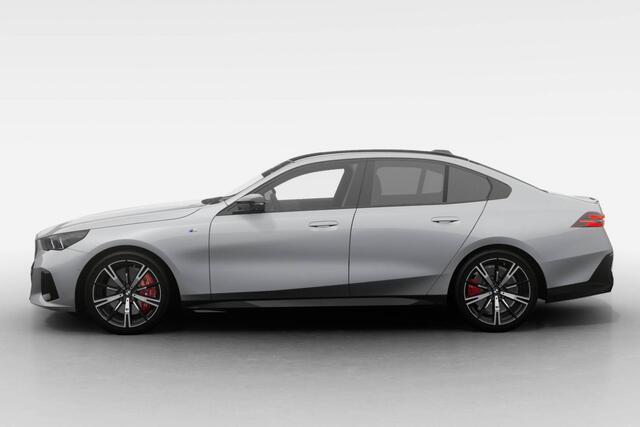 BMW i5 Sedan M60 xDrive M Sport Pro / Innovation Pack / Travel Pack / Comfort Pack / Glazendak / 20 inch
