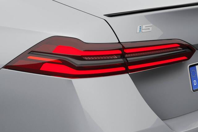 BMW i5 Sedan M60 xDrive M Sport Pro / Innovation Pack / Travel Pack / Comfort Pack / Glazendak / 20 inch