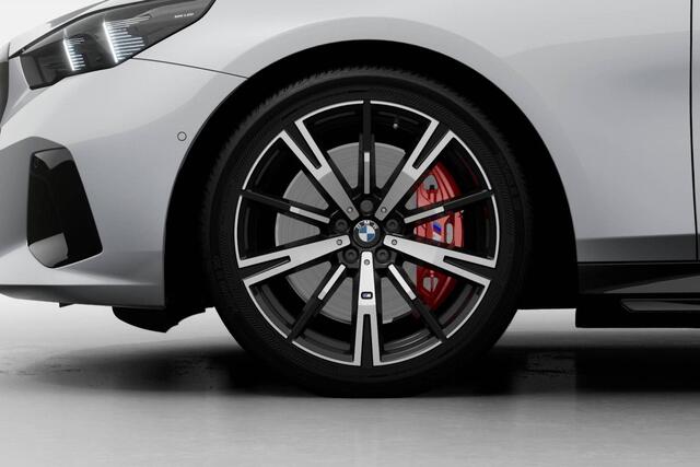 BMW i5 Sedan M60 xDrive M Sport Pro / Innovation Pack / Travel Pack / Comfort Pack / Glazendak / 20 inch