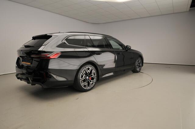 BMW i5 Touring xDrive40 | M-Sportpakket | LED | Leder | HUD | Active cruise | Panoramadak | Trekhaak | M-Zetels | DAB | Bowers & Wilkins sound | Alu 20 inch