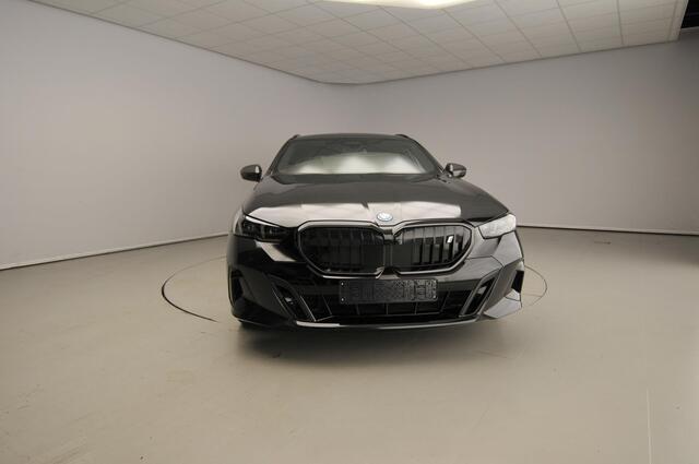 BMW i5 Touring xDrive40 | M-Sportpakket | LED | Leder | HUD | Active cruise | Panoramadak | Trekhaak | M-Zetels | DAB | Bowers & Wilkins sound | Alu 20 inch