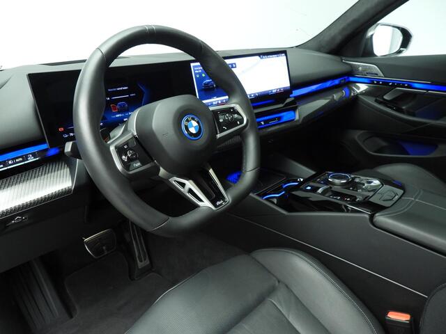 BMW i5 Touring xDrive40 | M-Sportpakket | LED | Leder | HUD | Active cruise | Panoramadak | Trekhaak | M-Zetels | DAB | Bowers & Wilkins sound | Alu 20 inch
