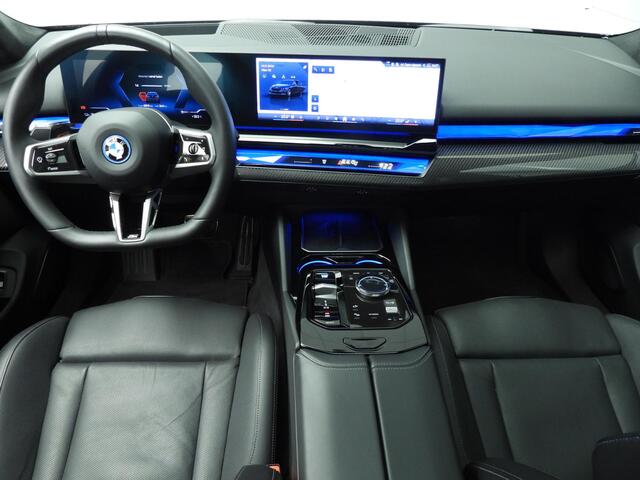 BMW i5 Touring xDrive40 | M-Sportpakket | LED | Leder | HUD | Active cruise | Panoramadak | Trekhaak | M-Zetels | DAB | Bowers & Wilkins sound | Alu 20 inch