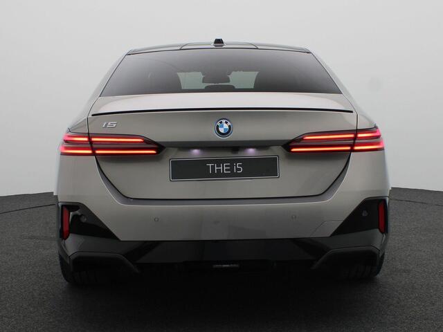 BMW i5 eDrive40 | M Sportpakket Pro | Panoramadak | Bowers & Wilkins | Comfortstoelen | Trekhaak