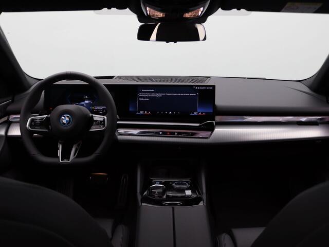 BMW i5 eDrive40 | M Sportpakket Pro | Panoramadak | Bowers & Wilkins | Comfortstoelen | Trekhaak