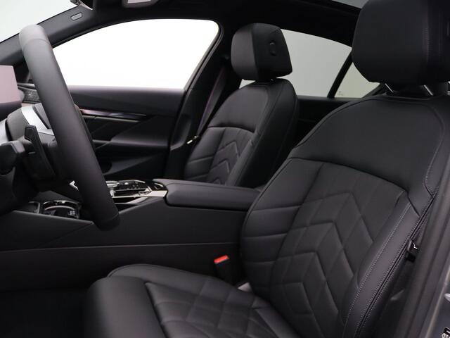BMW i5 eDrive40 | M Sportpakket Pro | Panoramadak | Bowers & Wilkins | Comfortstoelen | Trekhaak