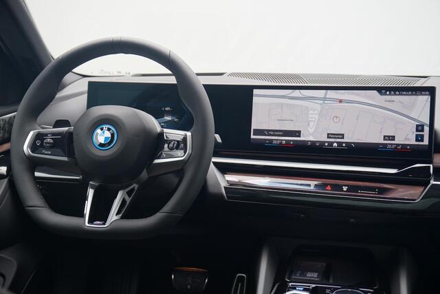BMW i5 Sedan eDrive40 | M Sportpakket Pro | Panoramadak | Comfortstoelen met stoelventilatie | Bowers & Wilkins | Trekhaak
