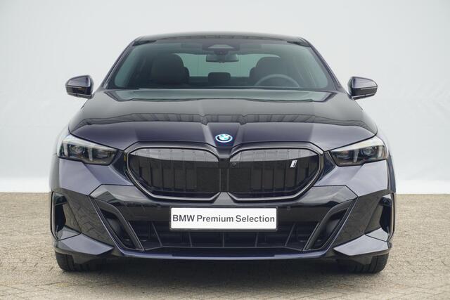 BMW i5 Sedan eDrive40 | M Sportpakket Pro | Panoramadak | Comfortstoelen met stoelventilatie | Bowers & Wilkins | Trekhaak