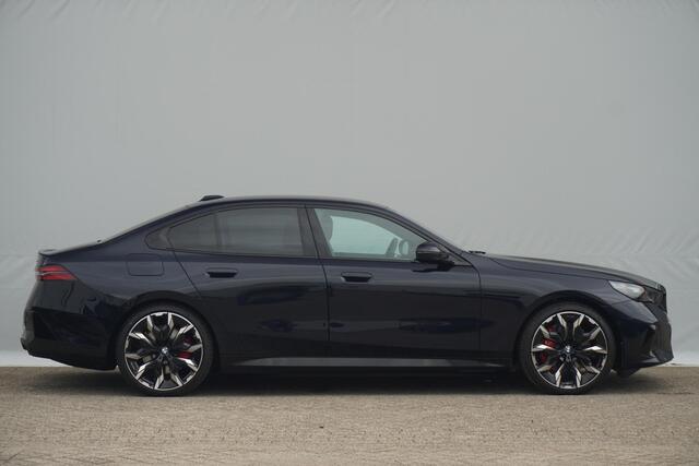 BMW i5 Sedan eDrive40 | M Sportpakket Pro | Panoramadak | Comfortstoelen met stoelventilatie | Bowers & Wilkins | Trekhaak