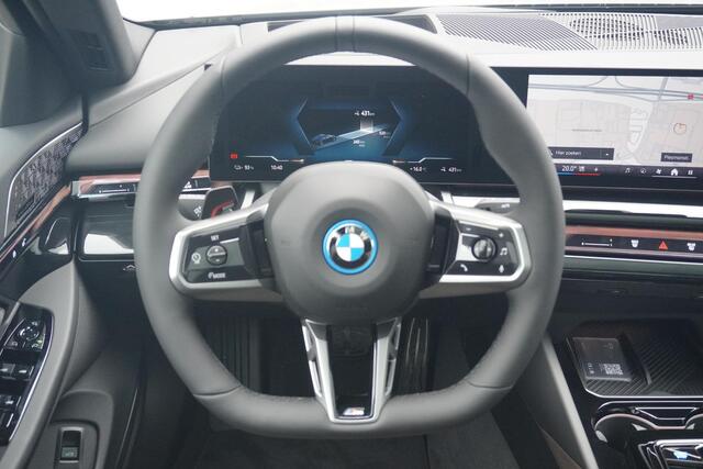 BMW i5 Sedan eDrive40 | M Sportpakket Pro | Panoramadak | Comfortstoelen met stoelventilatie | Bowers & Wilkins | Trekhaak