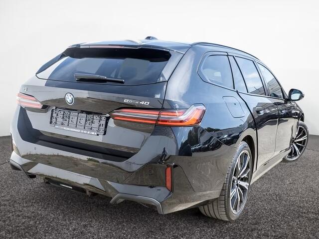 BMW i5 Touring eDrive40 84 kWh M-SPORT Pro ** LED, PANO, TREKH, INNOV.- & TRAVEL PACK ** 1e EIG - Ex BMW-AG ** ** INFORMEER OOK NAAR ONZE AANTREKKELIJKE FINANCIAL-LEASE TARIEVEN **