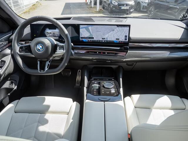 BMW i5 Touring eDrive40 84 kWh M-SPORT Pro ** LED, PANO, TREKH, INNOV.- & TRAVEL PACK ** 1e EIG - Ex BMW-AG ** ** INFORMEER OOK NAAR ONZE AANTREKKELIJKE FINANCIAL-LEASE TARIEVEN **