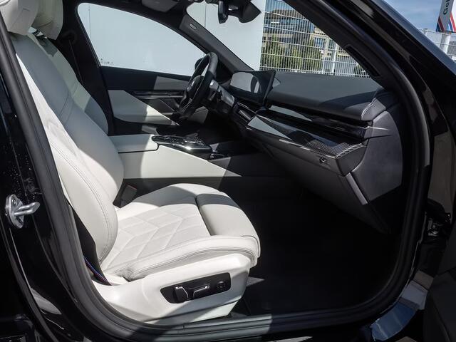 BMW i5 Touring eDrive40 84 kWh M-SPORT Pro ** LED, PANO, TREKH, INNOV.- & TRAVEL PACK ** 1e EIG - Ex BMW-AG ** ** INFORMEER OOK NAAR ONZE AANTREKKELIJKE FINANCIAL-LEASE TARIEVEN **