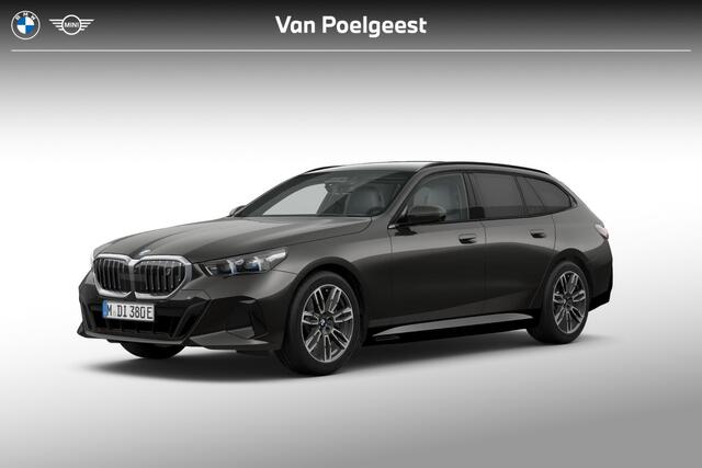 BMW i5 Touring xDrive40 M-Sport 20 Inch / Pano dak / Stoel Verwarming Voor + Achter / Stuurverwarming / Stoel Ventilatie / Adaptief Onderstel Prof / Comfort Acces / Electrische Zwenkhaak / Driving prof / Parking Plus / Adaptieve Led Koplampen / Head Up Display / Harman Kardon