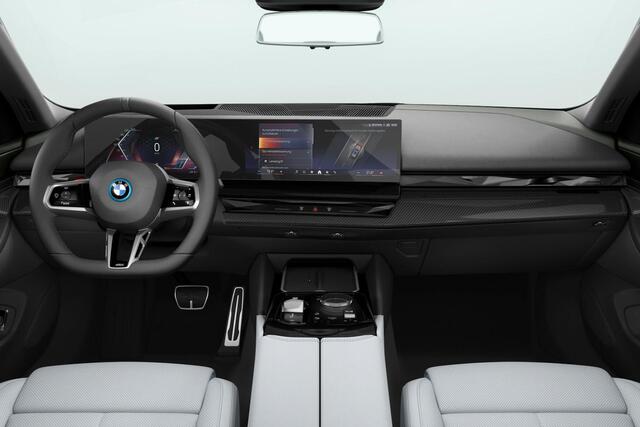 BMW i5 Touring xDrive40 M-Sport 20 Inch / Pano dak / Stoel Verwarming Voor + Achter / Stuurverwarming / Stoel Ventilatie / Adaptief Onderstel Prof / Comfort Acces / Electrische Zwenkhaak / Driving prof / Parking Plus / Adaptieve Led Koplampen / Head Up Display / Harman Kardon