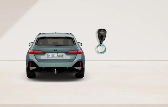 BMW i5 Touring M60 xDrive - Pano - Head-up - Adaptief Onderstel Prof