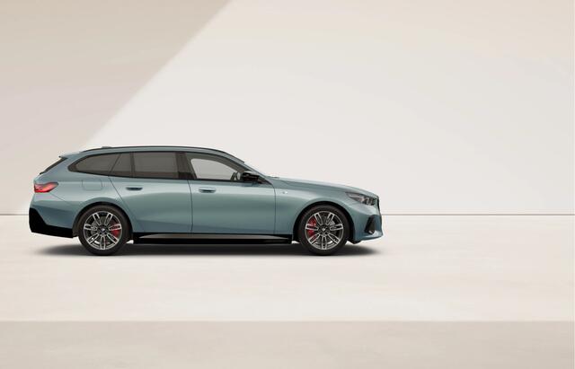 BMW i5 Touring M60 xDrive - Pano - Head-up - Adaptief Onderstel Prof