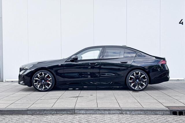 BMW i5 Sedan eDrive40 M Sport Pro 20 Inch / Stuur & Stoelverwarming voor + achter / Stoelventilatie / Adaptief onderstel prof / Automatische achterklep / Comfort Acces / Electrische Zwenkhaak / Ionic glow exterieur pakket / Driving Assistant / Parking Plus / Bowers & Wilkins / Glazen Dak