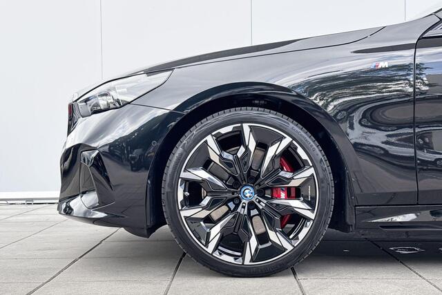 BMW i5 Sedan eDrive40 M Sport Pro 20 Inch / Stuur & Stoelverwarming voor + achter / Stoelventilatie / Adaptief onderstel prof / Automatische achterklep / Comfort Acces / Electrische Zwenkhaak / Ionic glow exterieur pakket / Driving Assistant / Parking Plus / Bowers & Wilkins / Glazen Dak