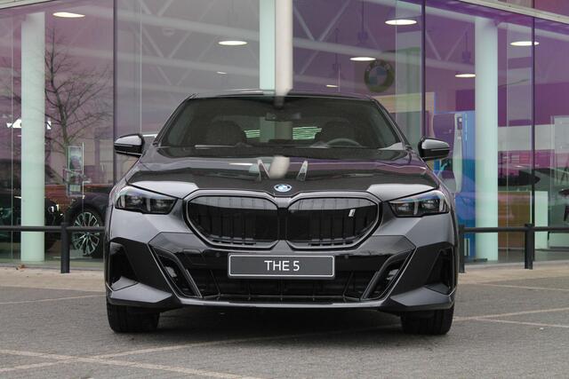 BMW i5 eDrive40 M Sport Automaat / Panoramadak / Trekhaak / Adaptieve LED / Parking Assistant Professional / Stoelventilatie / Comfort Access