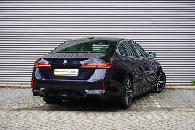 BMW i5 eDrive40 | M Sportpakket | Comfort Pack | Glazen panoramadak | Driving Assistant Professional | Harman Kardon HiFi Sound system | Trekhaak met elektrisch wegklapbare kogel
