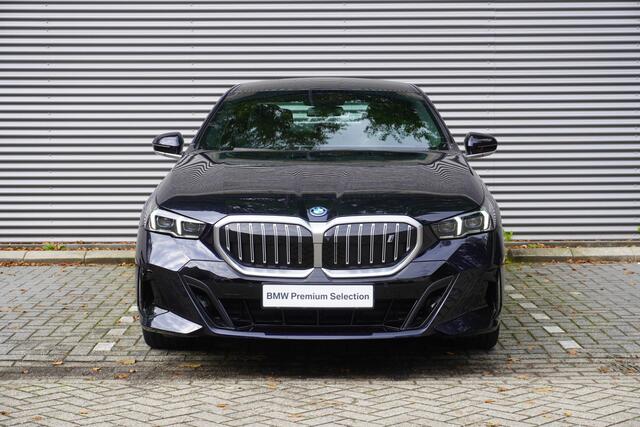 BMW i5 eDrive40 | M Sportpakket | Comfort Pack | Glazen panoramadak | Driving Assistant Professional | Harman Kardon HiFi Sound system | Trekhaak met elektrisch wegklapbare kogel