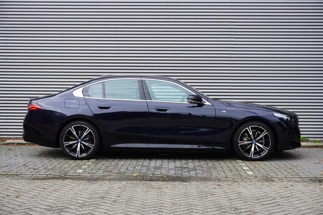 BMW i5 eDrive40 | M Sportpakket | Comfort Pack | Glazen panoramadak | Driving Assistant Professional | Harman Kardon HiFi Sound system | Trekhaak met elektrisch wegklapbare kogel