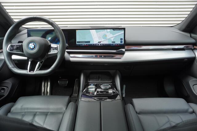 BMW i5 eDrive40 | M Sportpakket | Comfort Pack | Glazen panoramadak | Driving Assistant Professional | Harman Kardon HiFi Sound system | Trekhaak met elektrisch wegklapbare kogel