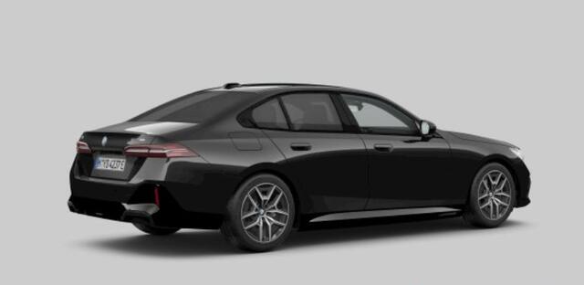 BMW i5 eDrive40 84 kWh M Sport - Panoramadak - Driving Assistant Plus - Stoelverwarming voor/achter - Stoelventilatie - Comfort Access - Parking Assistant Professional - Getinte Ruiten -